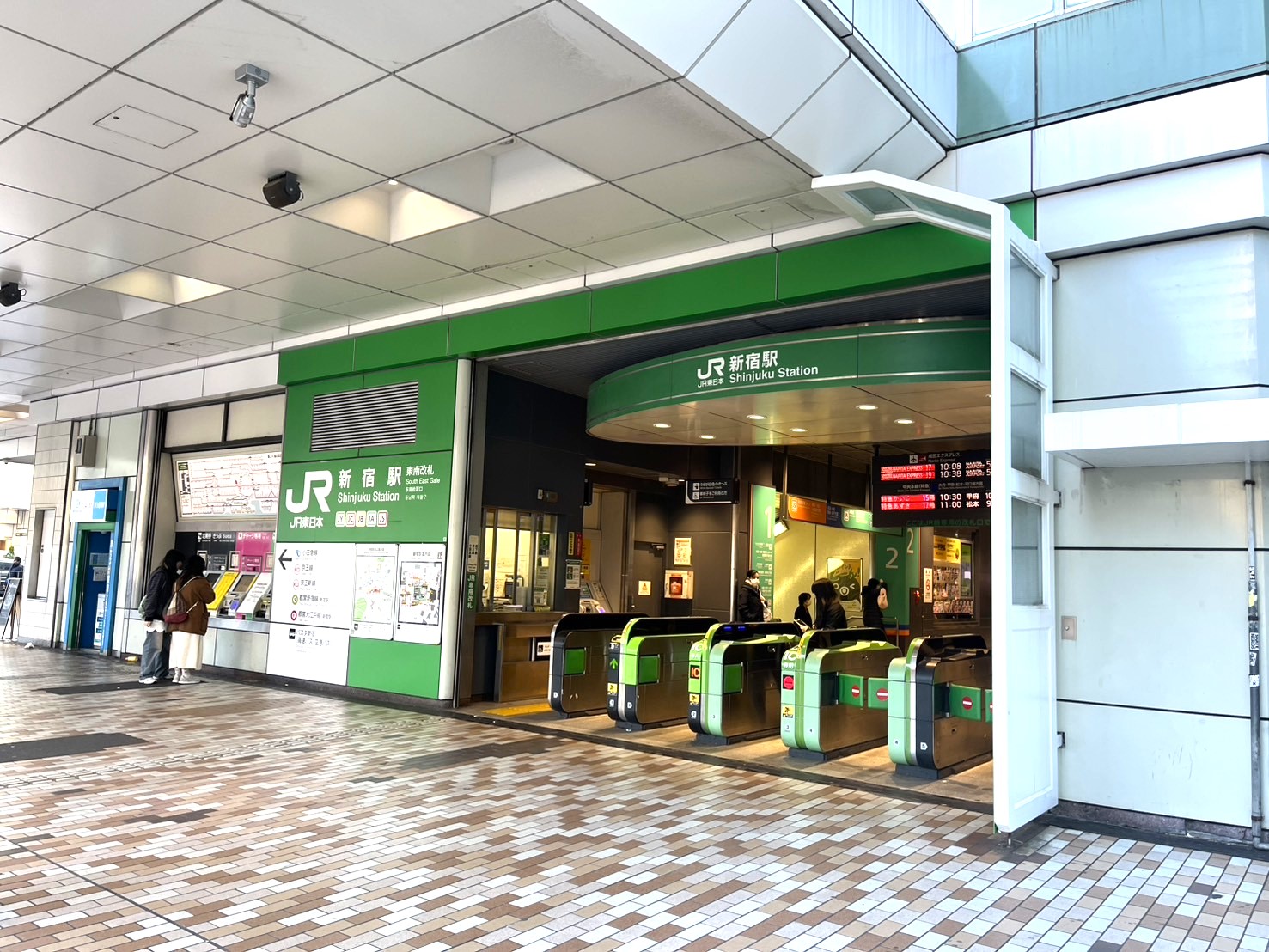 JR新宿駅の東南口改札を出ます。